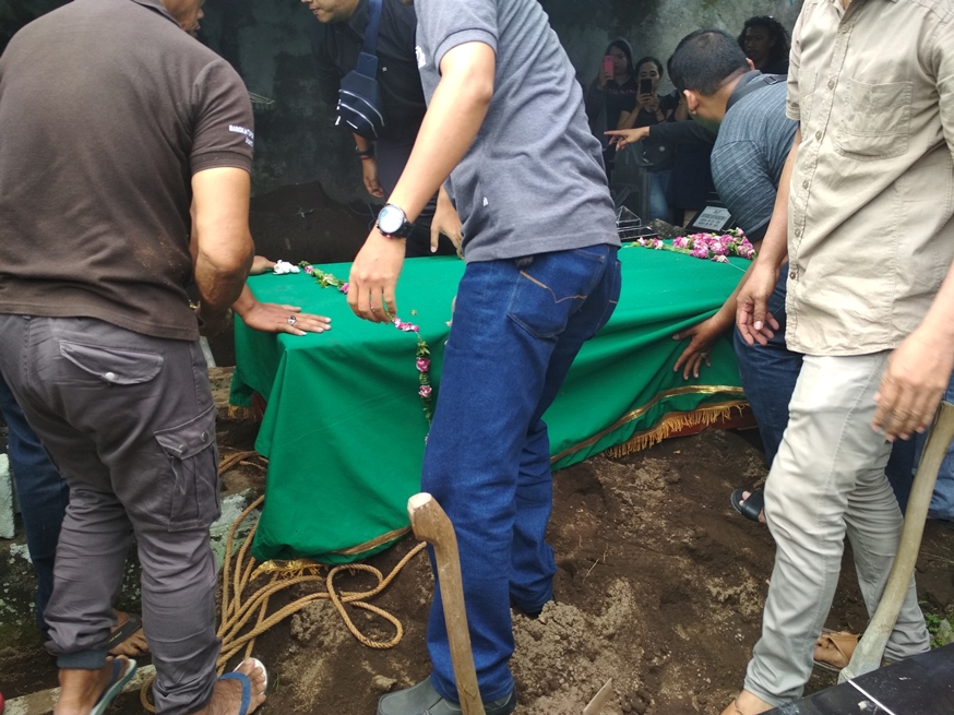 Suasana pemakaman Andi, drummer Seventeen penuh isak tangis