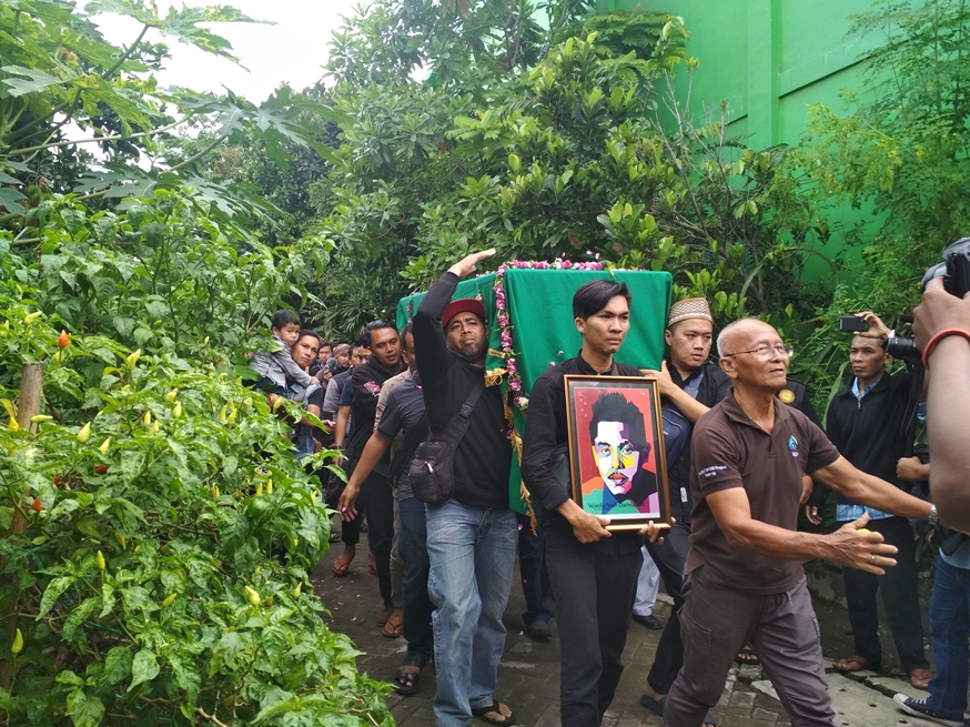 Suasana pemakaman Andi, drummer Seventeen penuh isak tangis