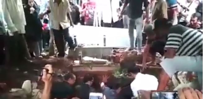 11 Potret suasana pemakaman Dylan Sahara, penuh haru