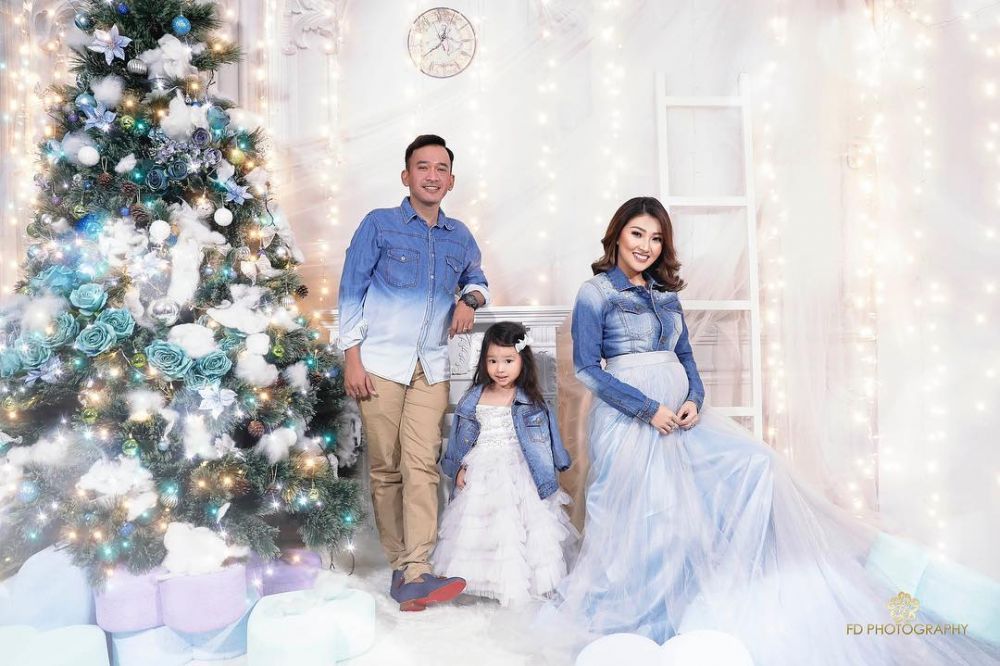 Unggah foto bertema Natal, penampilan Thalia Onsu curi perhatian