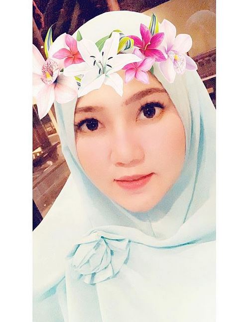 10 Momen Via Vallen pulang umrah, gaya hijabnya anggun