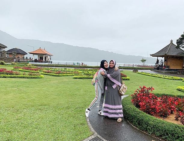 10 Momen Via Vallen pulang umrah, gaya hijabnya anggun