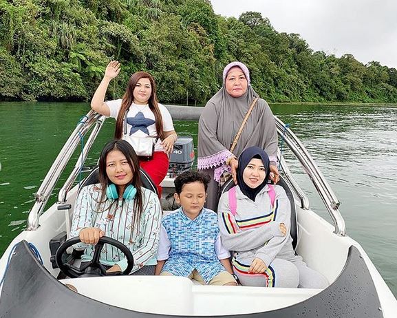 10 Momen Via Vallen pulang umrah, gaya hijabnya anggun