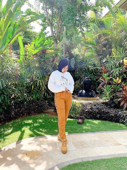 10 Momen Via Vallen pulang umrah, gaya hijabnya anggun