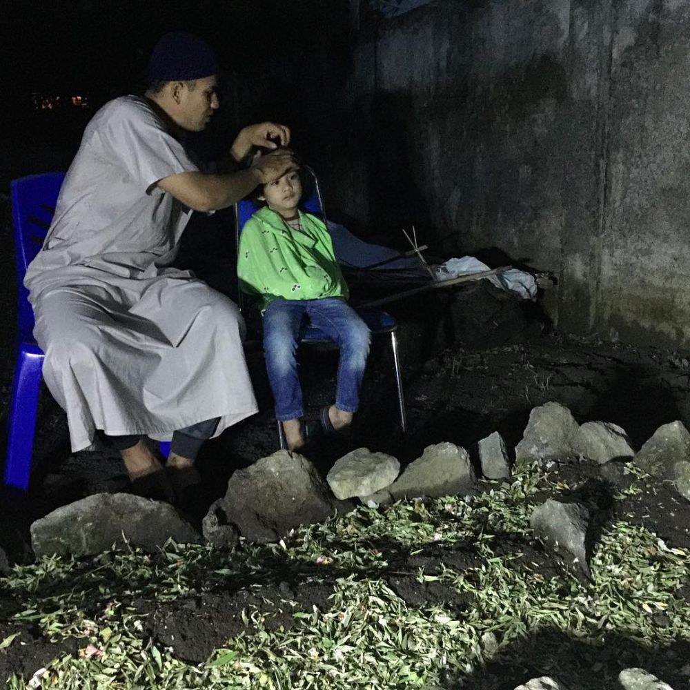 5 Potret haru putra Herman Seventeen ziarah makam ayahnya