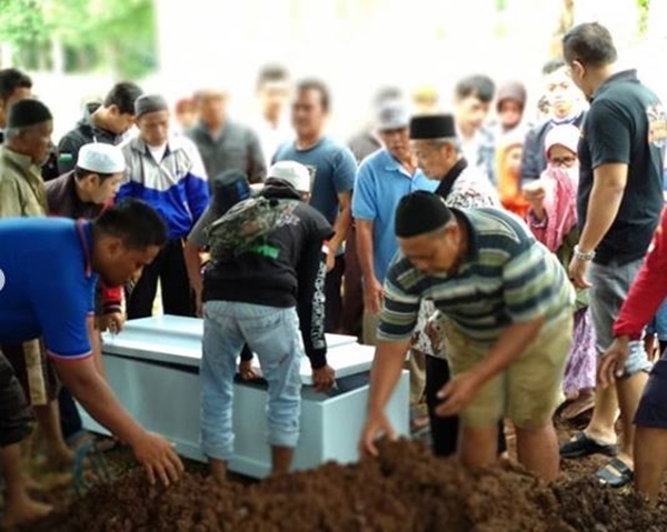 8 Potret pemakaman anak kedua Aa Jimmy, suasananya haru