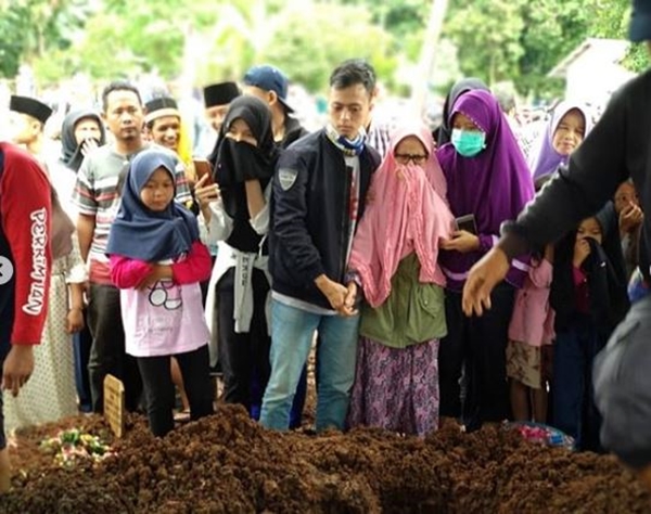 8 Potret pemakaman anak kedua Aa Jimmy, suasananya haru