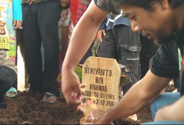 8 Potret pemakaman anak kedua Aa Jimmy, suasananya haru