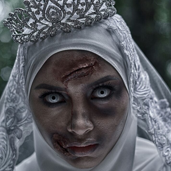 8 Foto pernikahan tema zombie ala pengantin ini bikin merinding