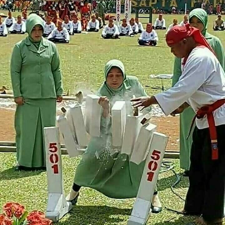 10 Foto lucu bukti ibu-ibu selalu santai ini bikin geleng kepala