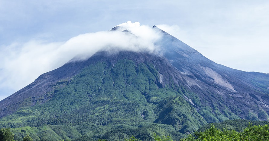 Anak Krakatau naik status Siaga, bagaimana kondisi Gunung Merapi?