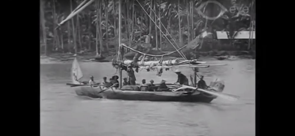 Video letusan Anak Krakatau 1927, gunung masih di bawah laut