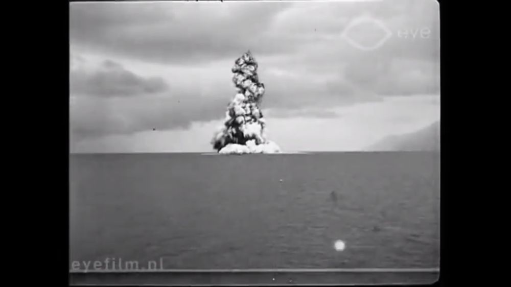 Video letusan Anak Krakatau 1927, gunung masih di bawah laut