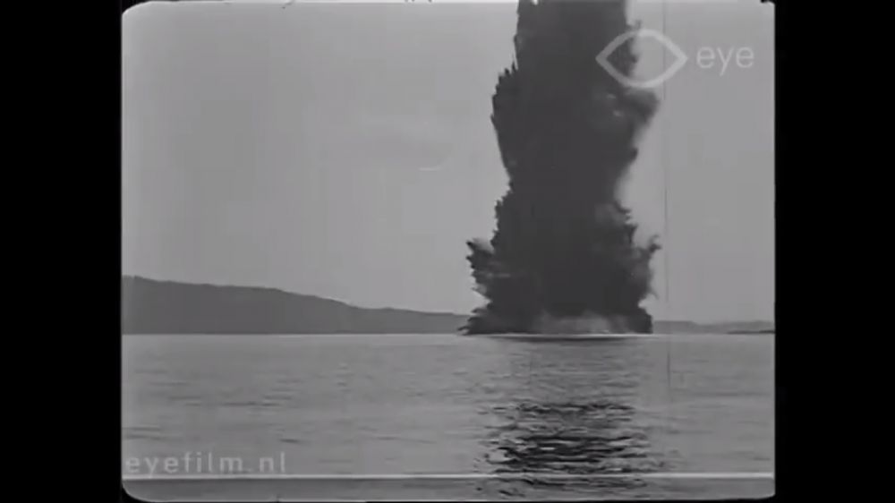 Video letusan Anak Krakatau 1927, gunung masih di bawah laut