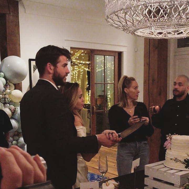 6 Foto pernikahan Miley Cyrus & Liam Hemsworth, digelar tertutup
