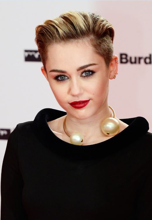 10 Transformasi Miley Cyrus dari artis cilik hingga bintang top