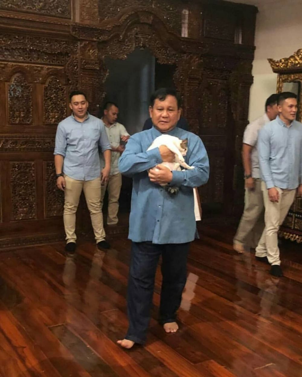 7 Momen Prabowo main bareng kucing kesayangannya