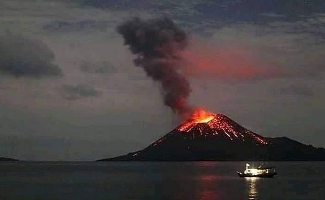 12 Foto lava pijar Gunung Anak Krakatau saat malam hari