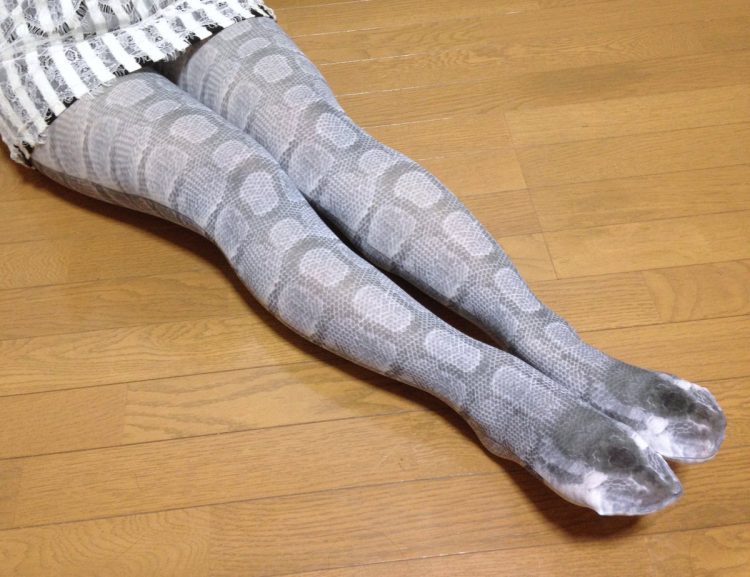12 Legging bermotif nyeleneh, dari sushi sampai mirip ular