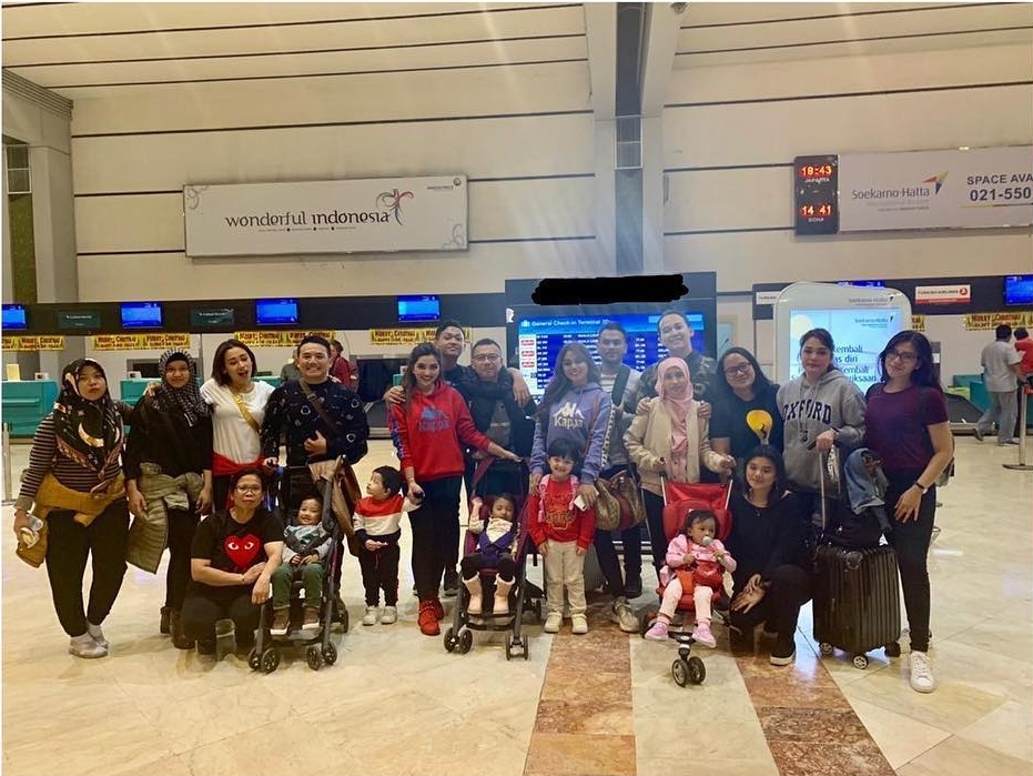 11 Potret liburan keluarga Ashanty di Eropa, ajak semua pegawai