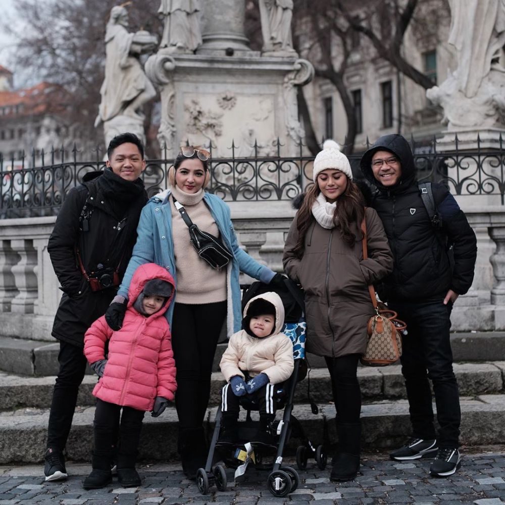 11 Potret liburan keluarga Ashanty di Eropa, ajak semua pegawai