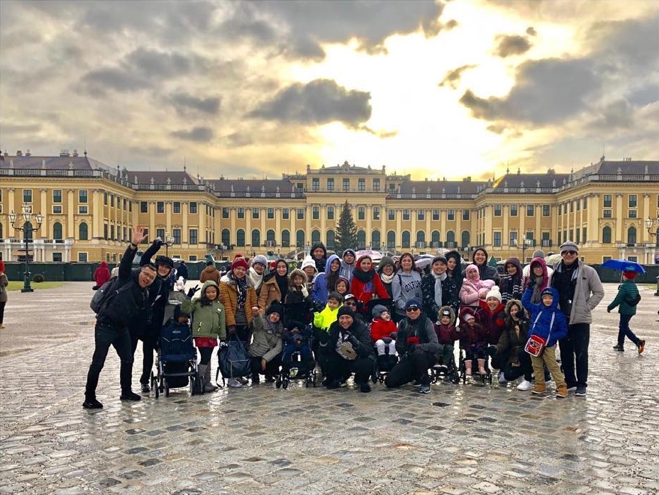 11 Potret liburan keluarga Ashanty di Eropa, ajak semua pegawai