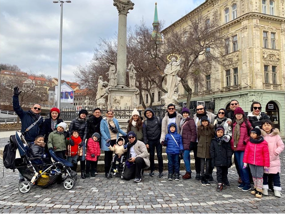 11 Potret liburan keluarga Ashanty di Eropa, ajak semua pegawai