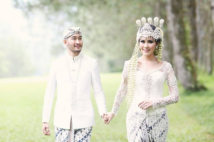 29 Seleb gelar pernikahan di tahun 2018, intip gaun pengantinnya