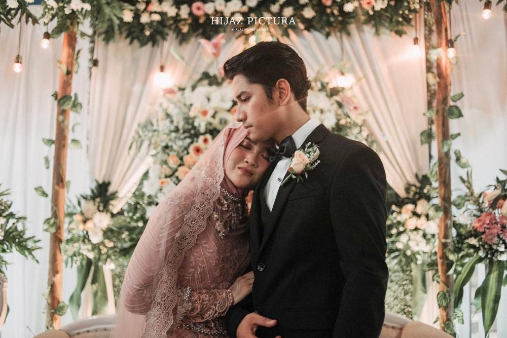 29 Seleb gelar pernikahan di tahun 2018, intip gaun pengantinnya