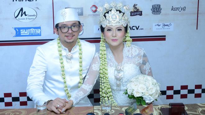 29 Seleb gelar pernikahan di tahun 2018, intip gaun pengantinnya