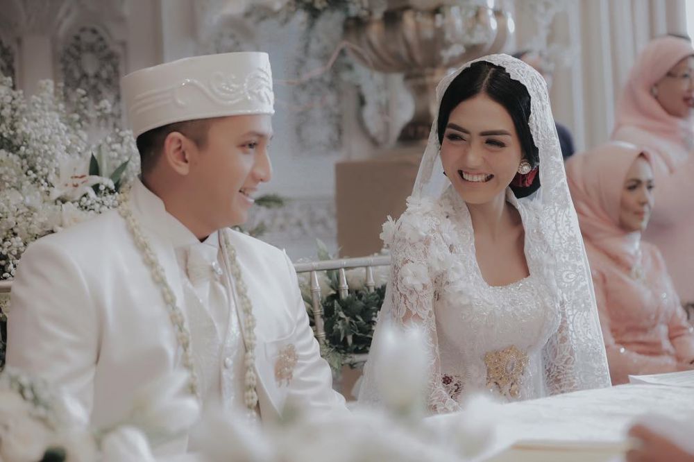 29 Seleb gelar pernikahan di tahun 2018, intip gaun pengantinnya