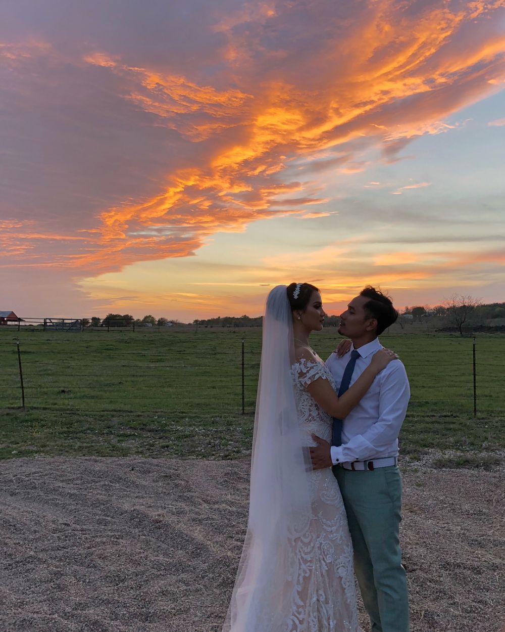 29 Seleb gelar pernikahan di tahun 2018, intip gaun pengantinnya