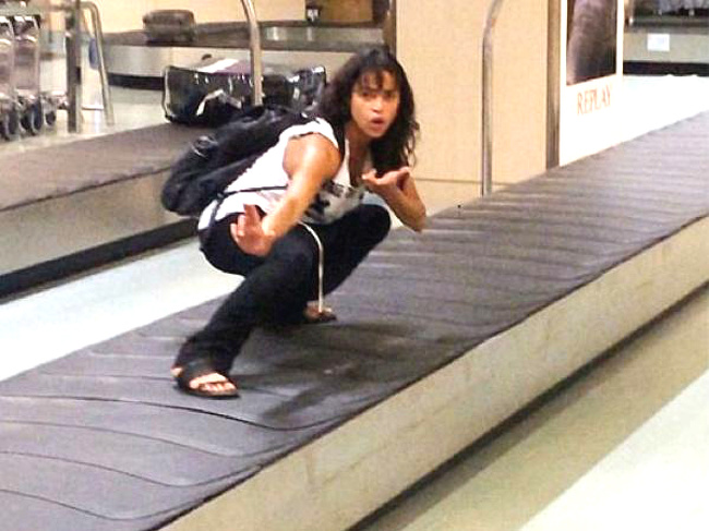 15 Kelakuan nyeleneh orang di bandara ini bikin geleng-geleng