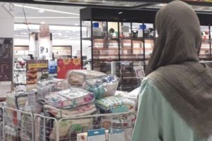 Dipanggil nggak nyahut, aksi 'wanita' ini bikin ketawa kesel