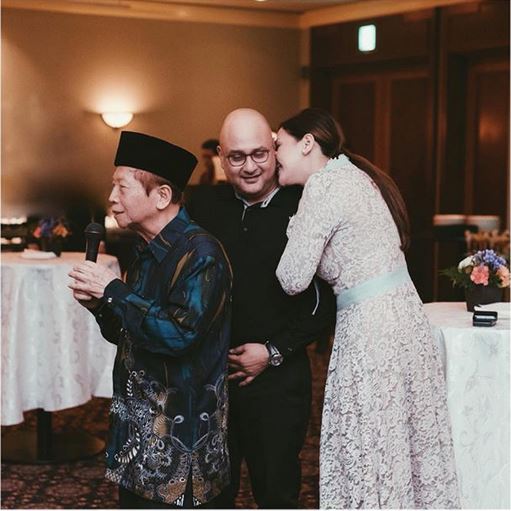 Momen epik Maia Estianty cium Irwan Mussry di belakang ayahnya