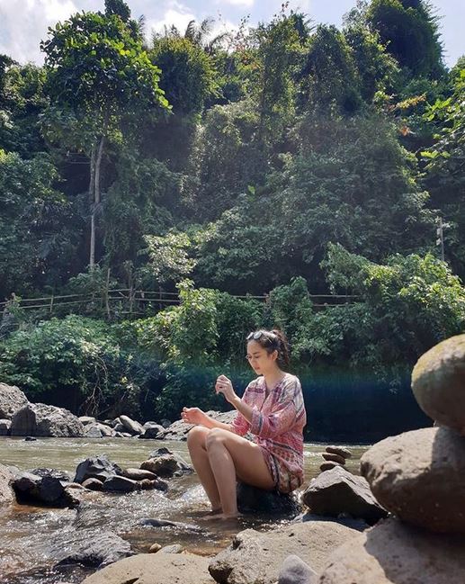 10 Gaya liburan Aura Kasih, dari gunung hingga pantai