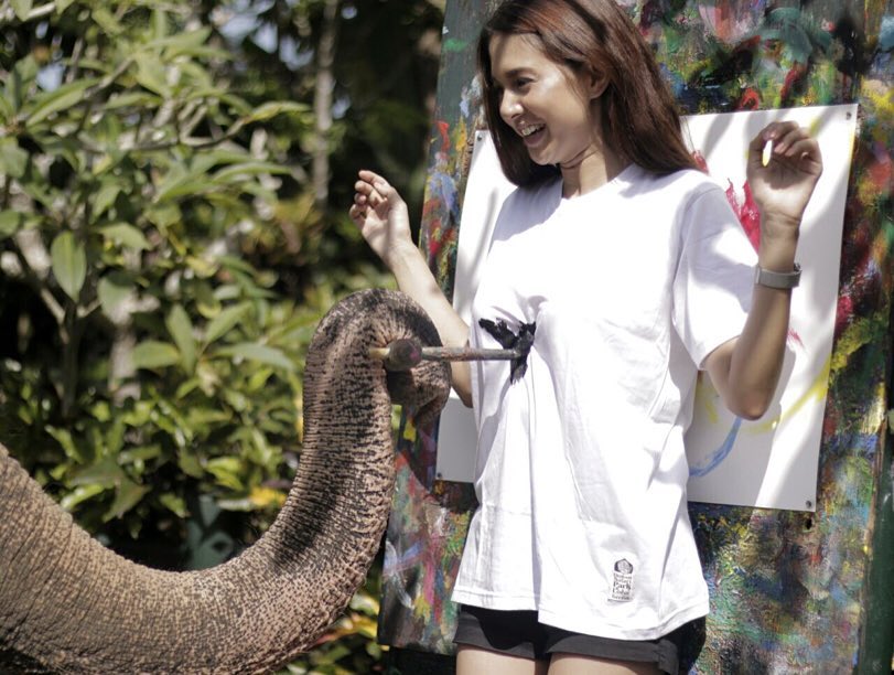 10 Aksi kocak Aurelie Moeremans, yang sama gajah bikin ngakak