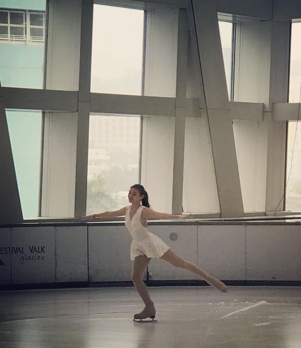 10 Pesona Sasi, putri Anjasmara & Dian Nitami jago ice skating