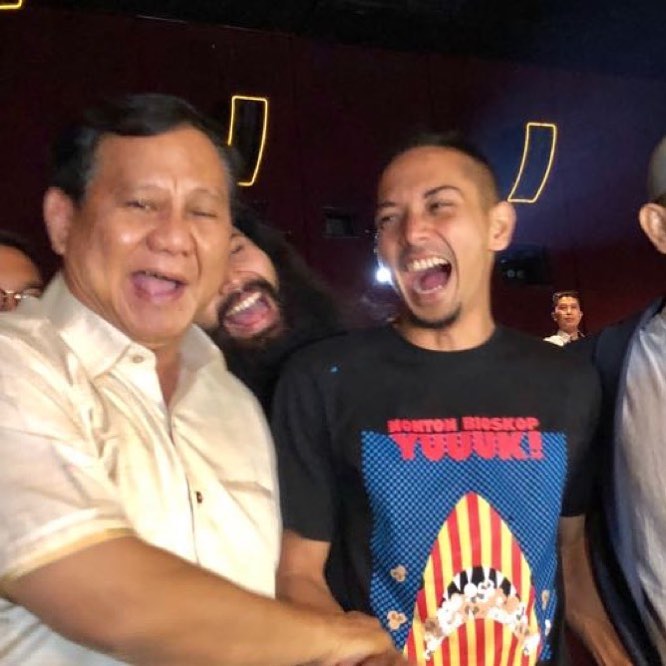 7 Seleb ini foto bareng Prabowo Subianto, gayanya ekspresif