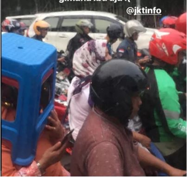 10 Aktivitas nyeleneh emak-emak pas lagi bawa motor, serba bisa