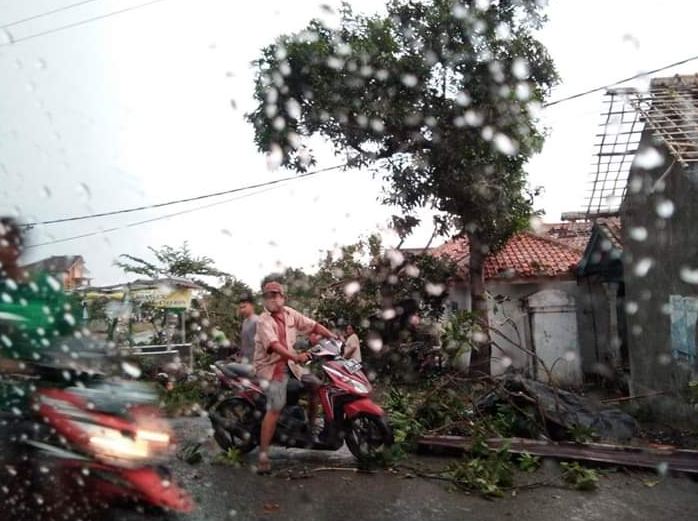 10 Potret ganasnya angin puting beliung Panguragan Cirebon