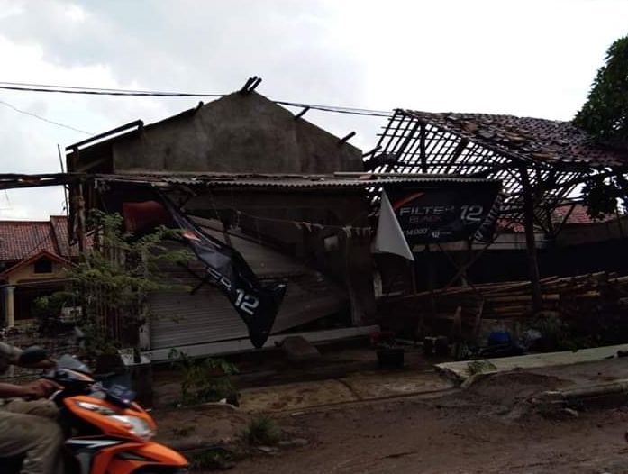 10 Potret ganasnya angin puting beliung Panguragan Cirebon