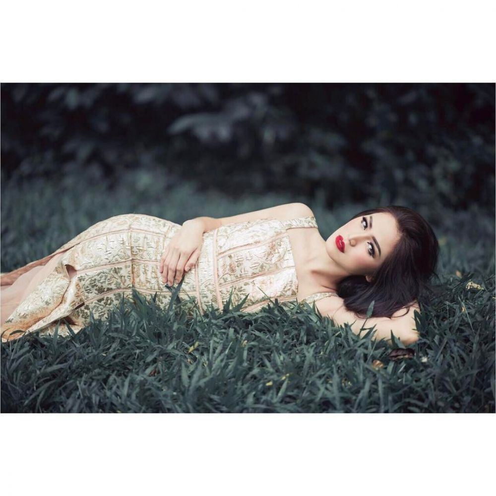 10 Potret Jessica Iskandar dengan pose berbaring, tetap memesona