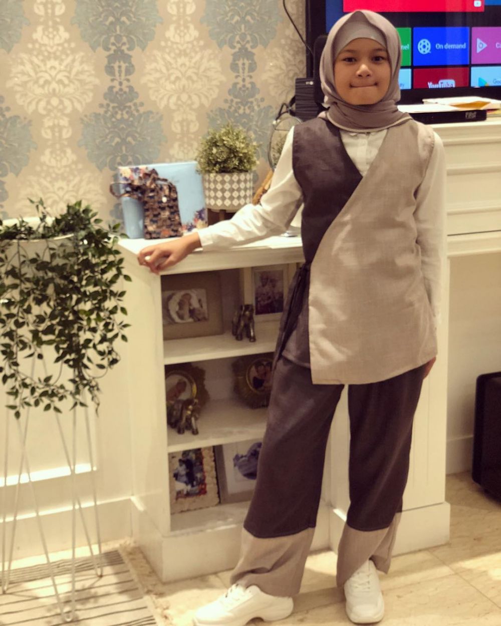 10 Pesona Kayla Aeeshya, putri Arie Untung yang sudah berhijab