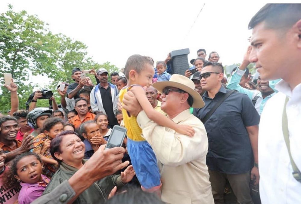 9 Potret kedekatan Prabowo bareng anak kecil
