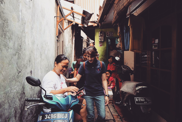 12 Potret Tsamara Amany blusukan, timses Jokowi yang memesona