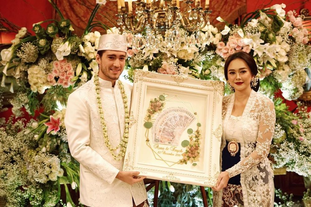 Pengantin baru, intip 10 potret kemesraan Aura Kasih & suami