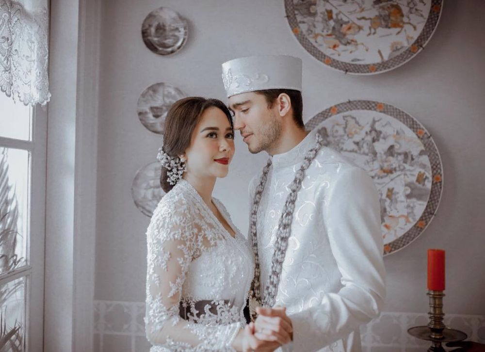 Pengantin baru, intip 10 potret kemesraan Aura Kasih & suami
