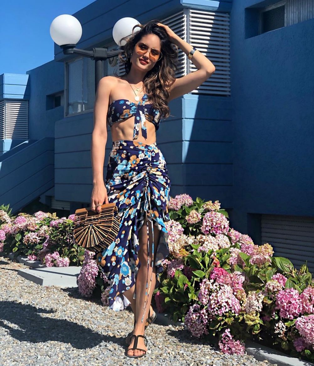 11 Gaya Cinta Laura liburan di Amerika Selatan, bikin susah kedip