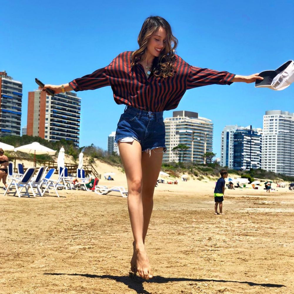 11 Gaya Cinta Laura liburan di Amerika Selatan, bikin susah kedip